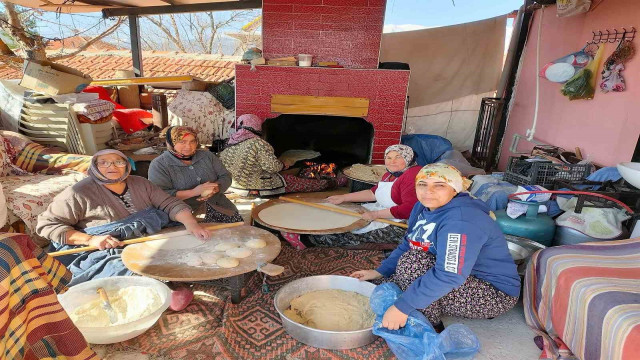 Köy kadınları depremzedeler için ateşin başına geçip ekmek yaptı