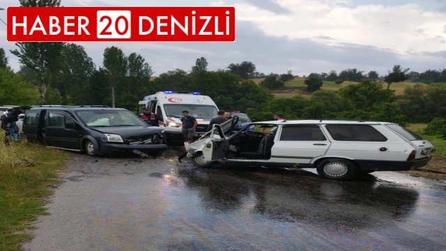 Otomobille hafif ticari araç kafa kafaya çarpıştı; 8 yaralı