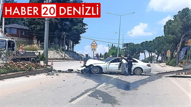 Lüks araç aydınlatma direğine çarptı: 2 yaralı