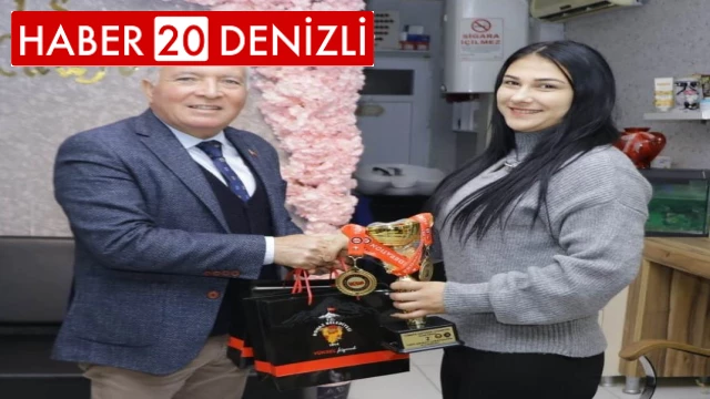 Başkan Kepenek Türkiye 2.’si olan genç kuaförü kutladı