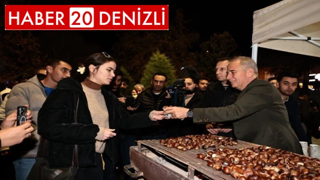 Başkan Zolan üniversiteli gençlere kestane ikram etti