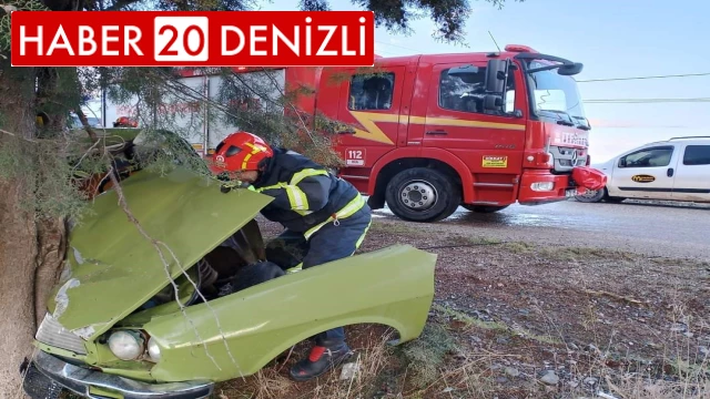 Yol kenarındaki ağaca çarpan otomobil hurdaya döndü: 2 yaralı