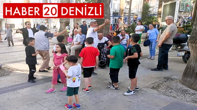 Gören gözlerine inanamadı, hem oynadı hem para dağıttı