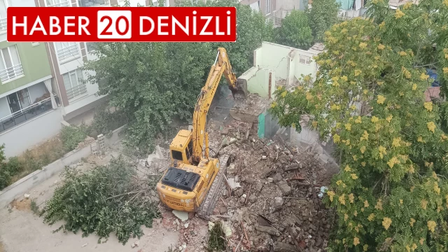 Denizli’de tehlike oluşturan 50 yıllık metruk yapı yıkıldı