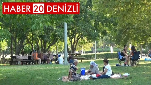 Sıcaktan bunalanlar parklara akın etti