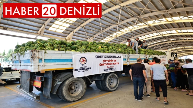 Denizli Büyükşehir tarlada kalan karpuzları halka dağıttı