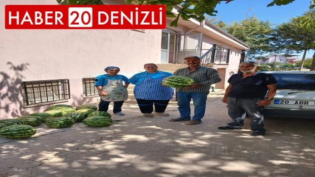 Muhtar tarlasında yetiştirdiği karpuzları huzurevi ve hastanede dağıttı