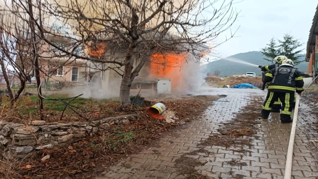 ALEVLERİN SARDIĞI TEK KATLI İŞYERİ KULLANILAMAZ HALE GELDİ