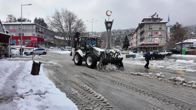 ÇAMELİ İLÇE MERKEZİNDE KAR TEMİZLİĞİ ÇALIŞMALARI TAMAMLANDI