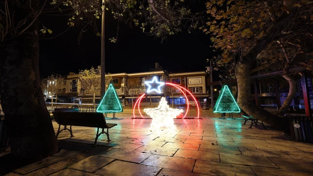 Denizli'de cadde ve sokaklar yeni yılı ışıl ışıl karşılıyor