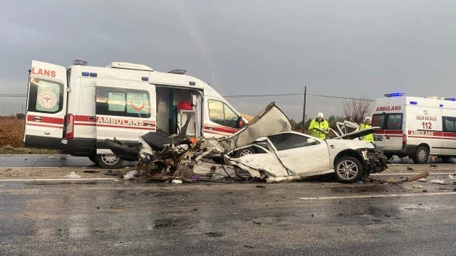 KONTROLDEN ÇIKAN OTOMOBİL KARŞIDAN GELEN ARAÇLA ÇARPIŞTI: 1 ÖLÜ, 4 YARALI