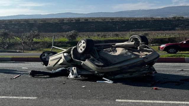 AYDINLATMA DİREĞİNE ÇARPIP TAKLA ATAN OTOMOBİL HURDAYA DÖNDÜ; 2 YARALI