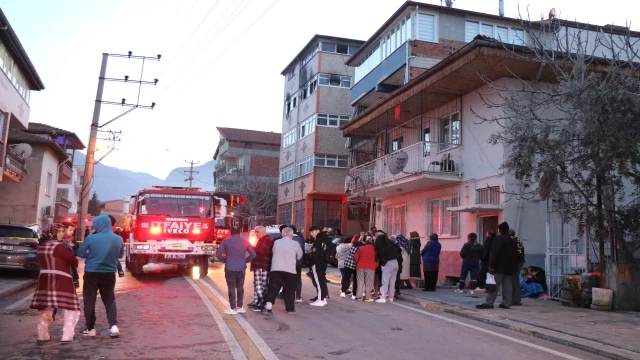 DENİZLİ'DE EVDE ÇIKAN YANGINDA ÇOCUKLARINI KURTARAN ANNE HAYATINI KAYBETTİ