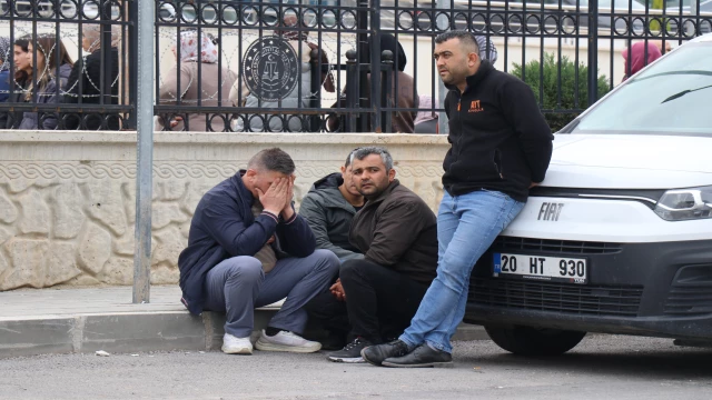 DENİZLİ’DE İŞÇİ SERVİSİ KAZASINDA HAYATINI KAYBEDENLERİN ACILI AİLELERİ ADLİ TIP ÖNÜNDE CENAZELERİ ALMAYI BEKLİYOR