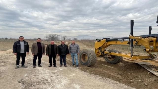 HONAZ BELEDİYESİ ÜRETİCİLER İÇİN ARAZİ YOLLARINI BAKIMA ALDI