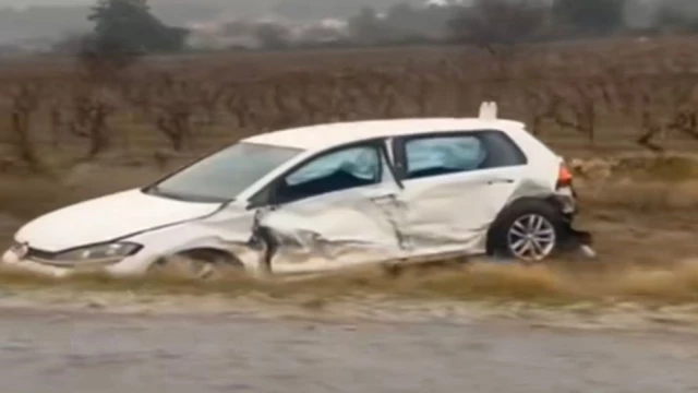 KARŞI ŞERİDE GEÇEREK SEYİR HALİNDEKİ OTOMOBİLE ÇARPAN ARAÇ TARLAYA SAVRULDU