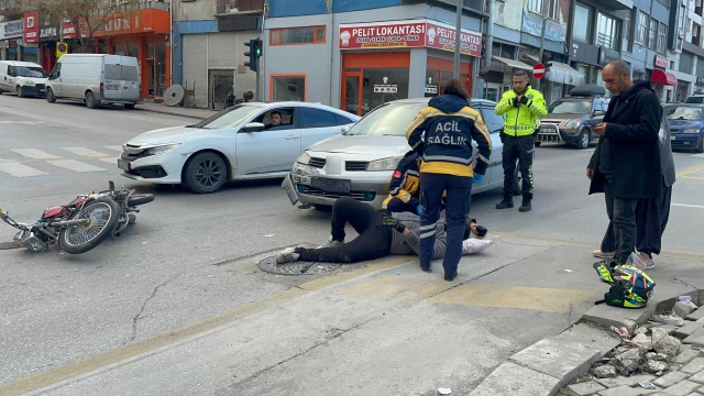 Kırmızı ışık ihlali yapan otomobil motosiklete çarptı: 1 yaralı