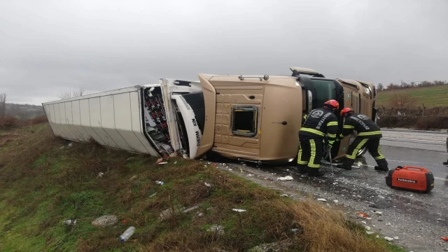 YAĞIŞ NEDENİYLE KONTROLDEN ÇIKAN TIR DEVRİLDİ; 1 YARALI