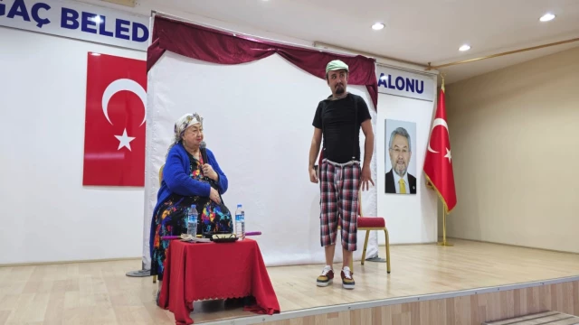 Beyağaç'ta çocuklar tiyatroyla eğlendi