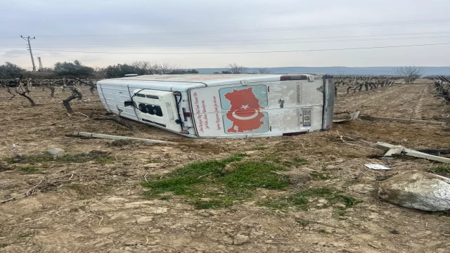 Boş minibüs üzüm bağlarının arasına uçtu: 1 yaralı