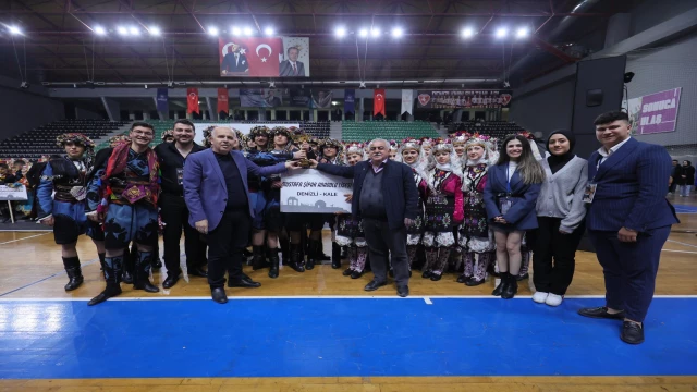 Halk oyunları şöleni izleyenleri büyüledi