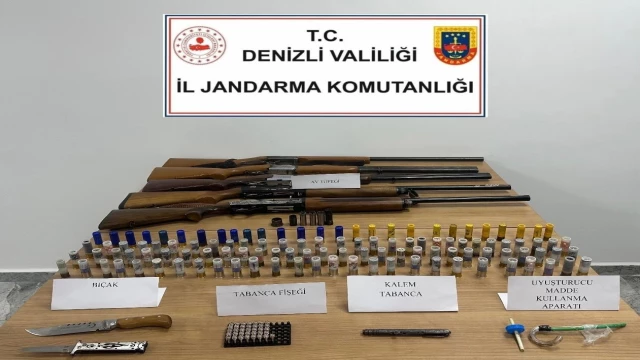 Kalem görünümlü tabanca ve ruhsatsız tüfekleriyle yakalandılar