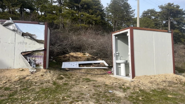 Yayla gölündeki mobil tuvaletlerin bakımsız hali tepki topladı