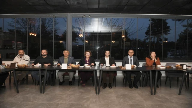 Başkan Çelik orucunu muhtarlarla birlikte açtı