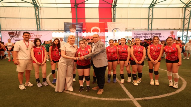Merkezefendi turnuvalarında dereceye giren genç sporculara ödülleri takdim edildi