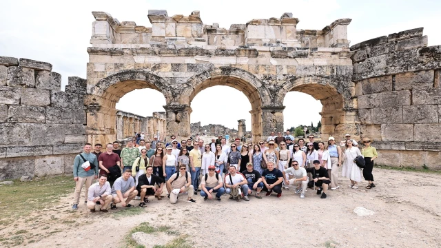 Dünyaca ünlü Kızıl Ordu Korosu, Pamukkale'ye hayran kaldı