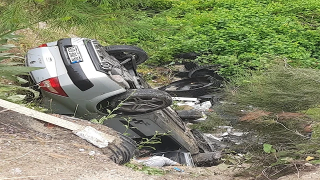 Karşı şeride geçip şarampole uçan otomobili sürücüsü yaralandı