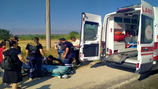 Otomobil ile çarpışan motosiklet sürücüsü tarlaya uçtu