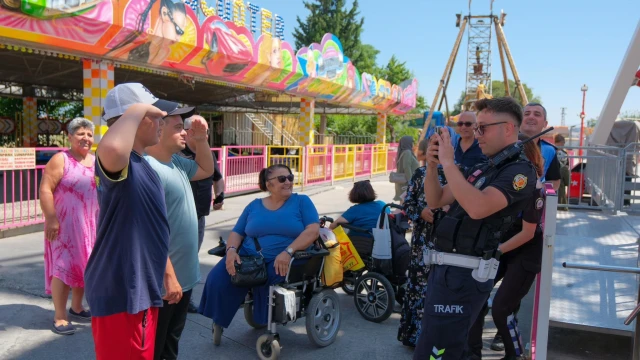 Polis özel çocuklarla birlikte lunaparkta eğlenceli bir gün yaşadı