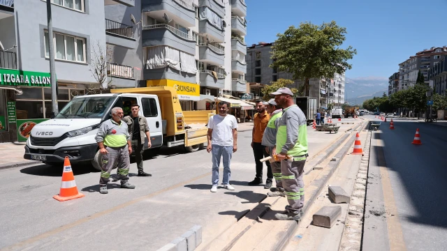 Başkan Çavuşoğlu, İstiklal Caddesi’nde otobüs yolu uygulamasını inceledi