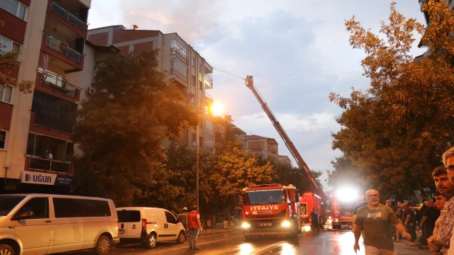 Denizli’de 7 katlı apartmanın çatısı alevlere teslim oldu