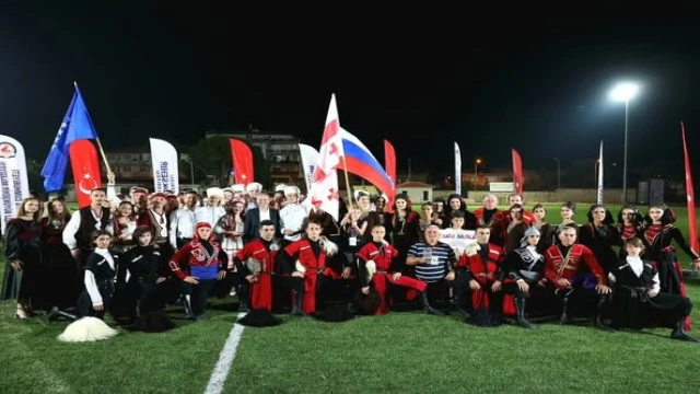 Dünyanın renkleri Tavas'ta buluştu