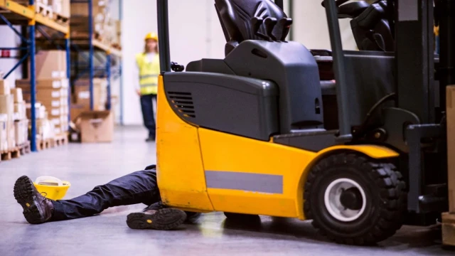 Forklift fırtınada işçilerin üzerine devrildi; 1 ölü, 1 ağır yaralı