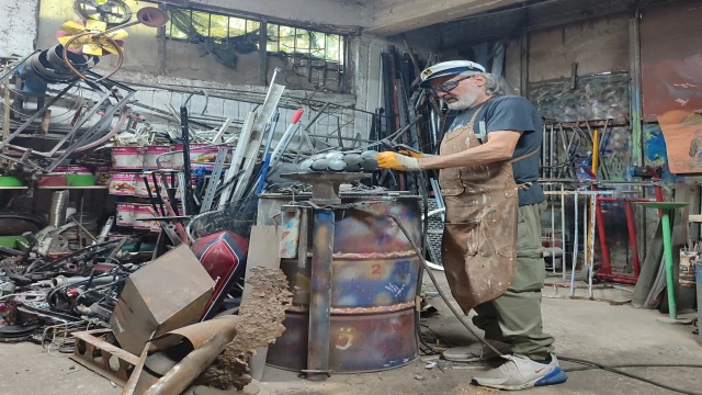 Hurda demirleri sanat eserine dönüştürdü