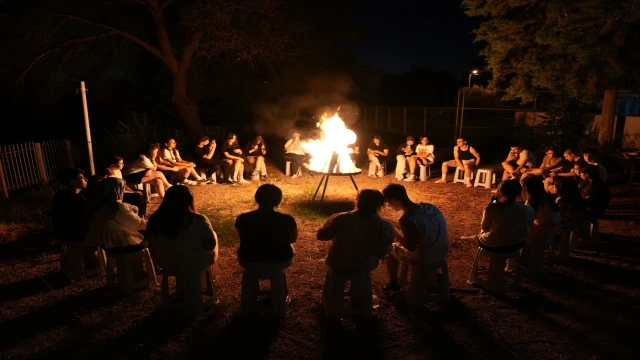 Kamp ateşi etrafında bilim, zeka ve sanat buluşması