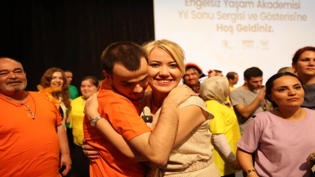 MERKEZEFENDİ'DE ENGELSİZ YAŞAM AKADEMİSİ'NDEN RENKLİ YILSONU ETKİNLİĞİ