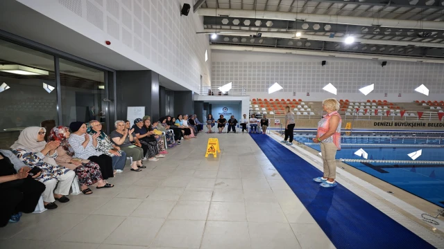 Yüzme bilmeyen kadınlar sertifikalarını aldı