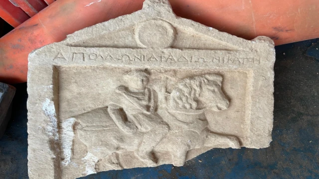 Park düzenlemesinde "Apollon'un oğlu asker" yazan antik stela bulundu