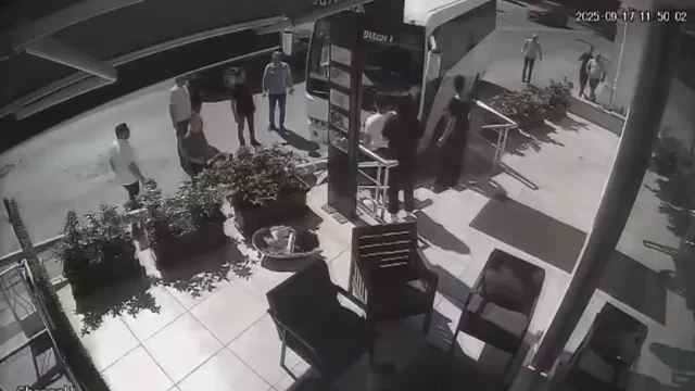 Freni boşalan servis midibüsü direğe çarparak durabildi
