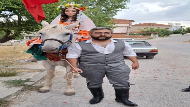 Körüklü çizme giren damat, üç etekli gelinini atıyla aldı