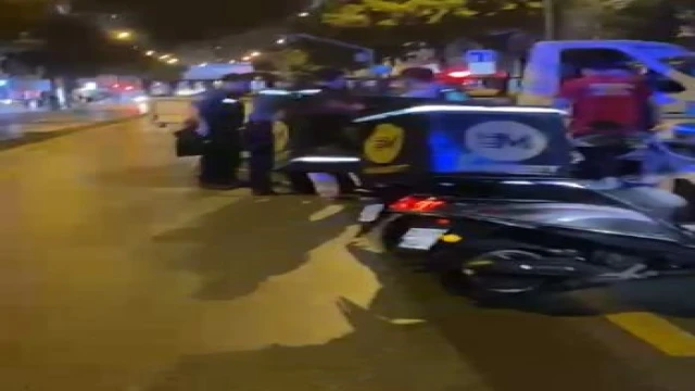 Tek şeritli caddeden ara yola geçmek isteyen kamyonetin çarptığı motosikletli ağır yaralandı