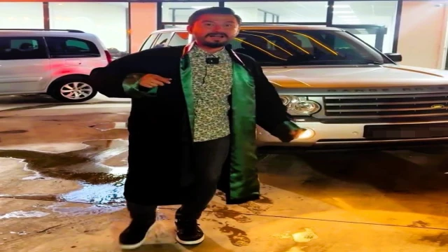 Avukat cübbesi giyip araç tanıtımı yapan galerici: "Sadece farklı, dikkat çekici bir tanıtım olsun diye uğraştık"