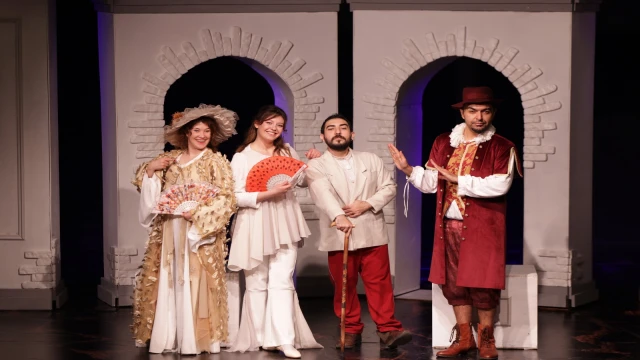 Merkezefendi Belediyesi Kent Tiyatrosu Biz aşk değiliz ile sahnede