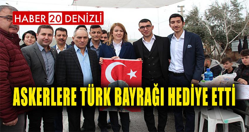 ASKERLERE TÜRK BAYRAĞI HEDİYE ETTİ