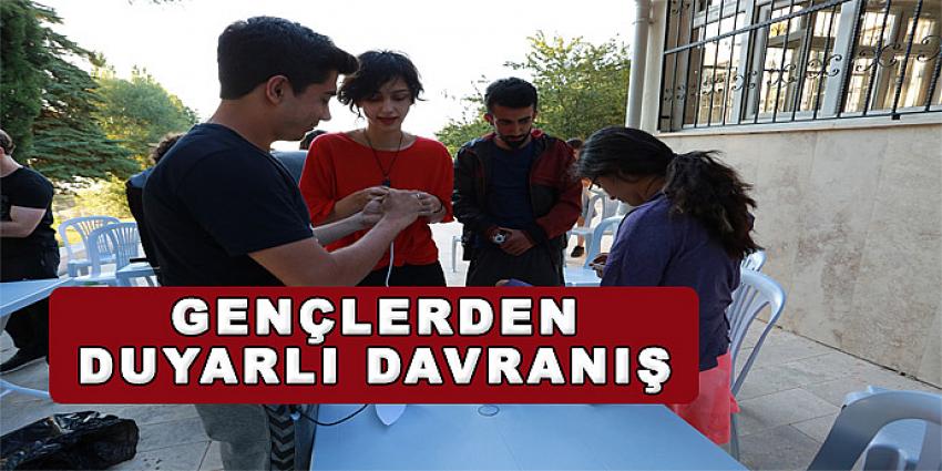 GENÇLERDEN DUYARLI DAVRANIŞ