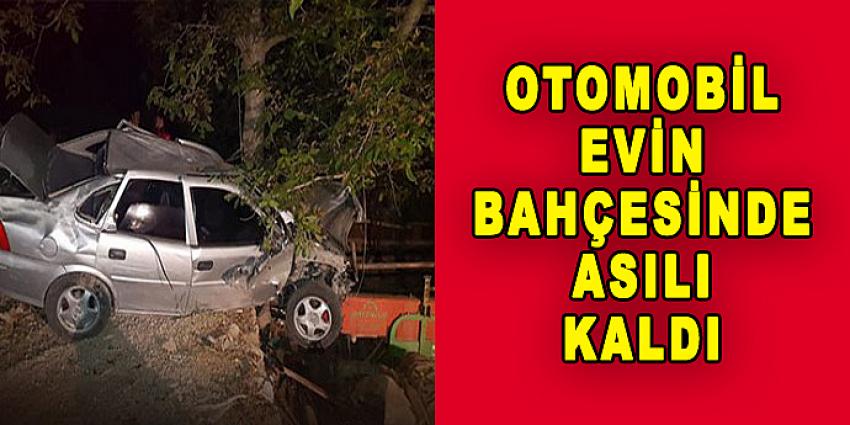 OTOMOBİL EVİN BAHÇESİNDE ASILI KALDI